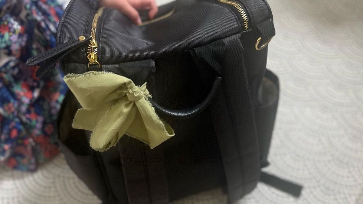 Sprawdź, co oznacza tajemnicza wstążka na torbie