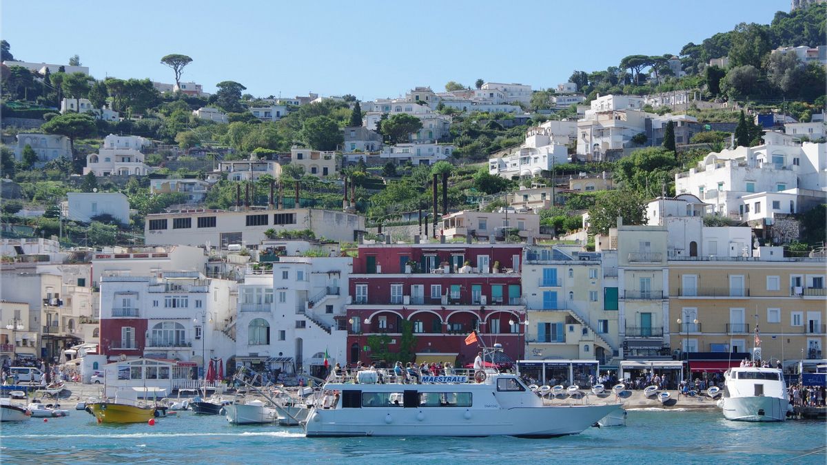 Narodowe ?wi?to Niepodleg?o?ci
PHOTO: ZOFIA I MAREK BAZAK / EAST NEWS 
Wlochy region Kampania wyspa i miasteczko Capri N/z Port Marina Grande, do ktorego docieraja statki turystyczne, promy, wodoloty, motorowki. Domy wzniesione na skraju morza zostaly przeksztalcone glownie w hotele i restauracje.
ZOFIA BAZAK