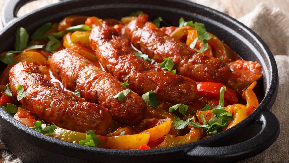 Smażona kiełbasa na patelni