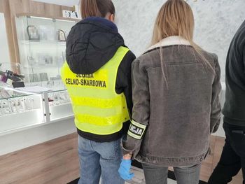 Lublin: Sprzedawali podróbki markowej biżuterii jako oryginały. Nalot policji i celników na jubilera