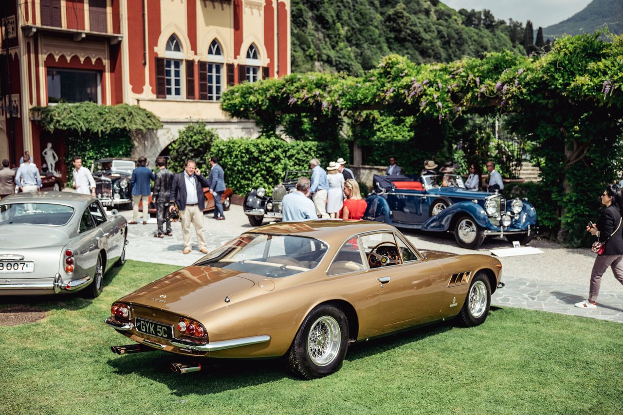 Ferrari 500 Superfast z 1965 r. (obok Aston Martin DB5 z filmu Goldfinger)