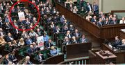 Mają transparenty. Posłowie PiS wnieśli je na salę sejmową