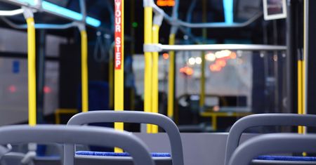 "Pijany agresor" zaczepiał dziewczynkę w autobusie. Nikt nie reagował
