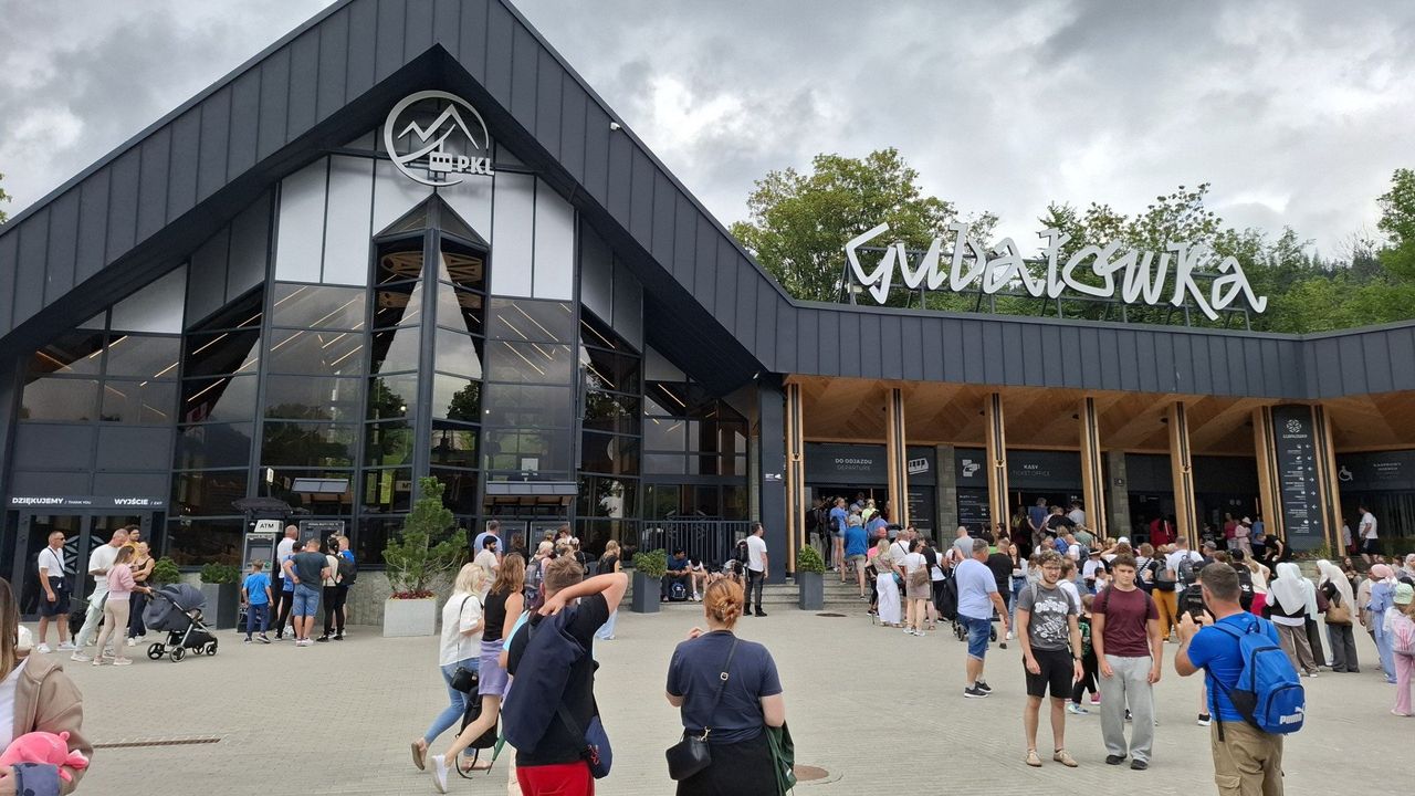 Zakopane: Gubałówka bije rekordy. Więcej ludzi tam wjeżdża niż nawet na Kasprowy Wierch w Tatrach