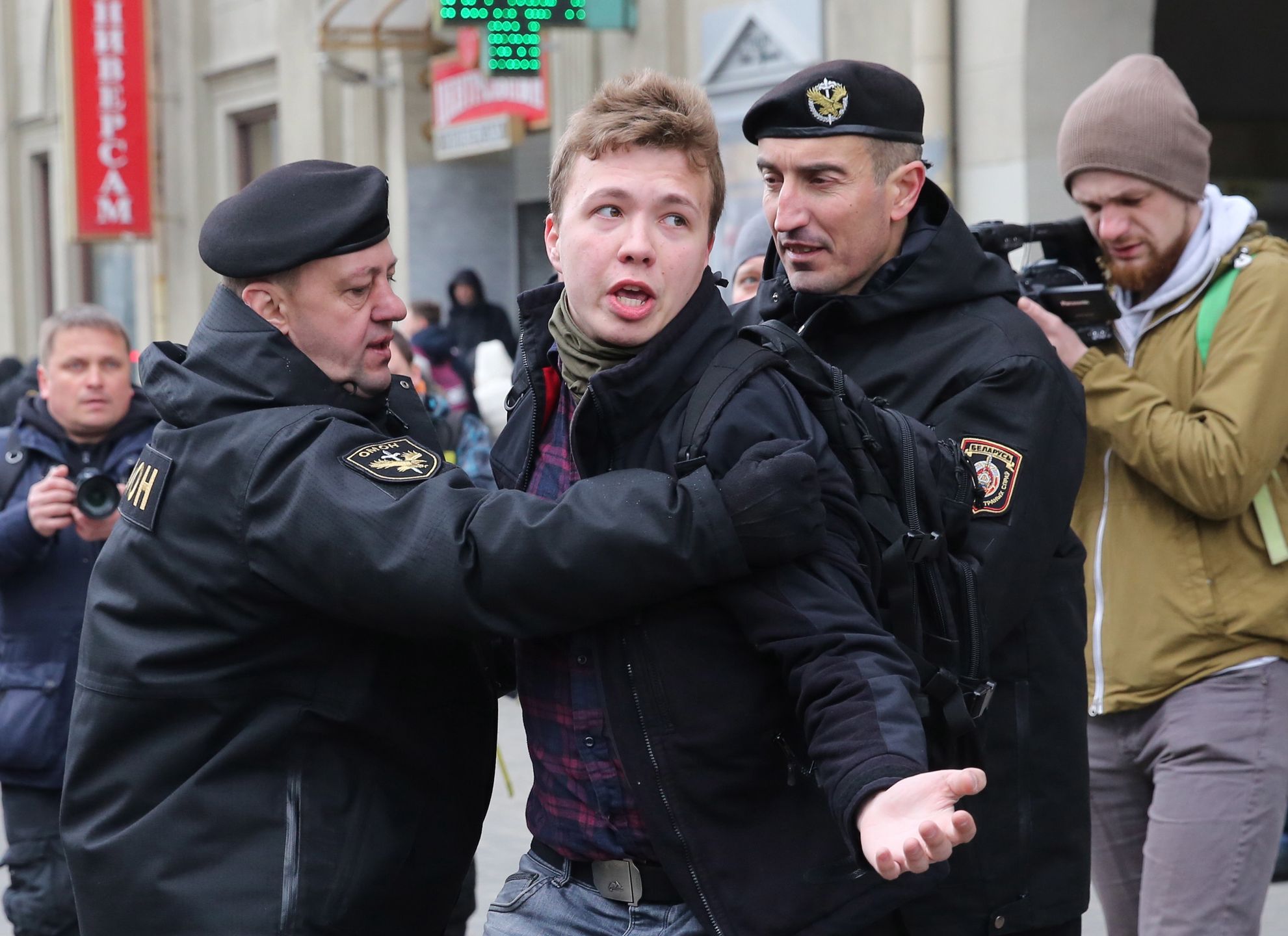 epa09223072 (FILE) Police officers detain a journalist Roman Protasevich attempting to cover a rally in Minsk, Belarus, 26 March 2017 (reissued 23 May 2021). A Ryanair flight from Athens, Greece to Vilnius, Lithuania, with Belarus' opposition journalist Roman Protasevich onboard, has been diverted and forced to land in Minsk on 23 May 2021, after alleged bomb threat. Protasevich was detained by Belarusian Police after landing, as Belarusian Human Rights Center 'Viasna' reports and Lithuanian President Gitanas Nauseda demanded immediate release of Protasevich.  EPA/STRINGER *** Local Caption *** 53411871 Dostawca: PAP/EPA.