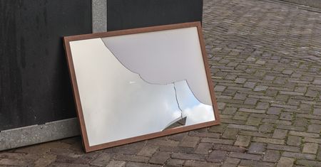 Gdzie wyrzucić lustro? Wielu Polaków robi ten błąd