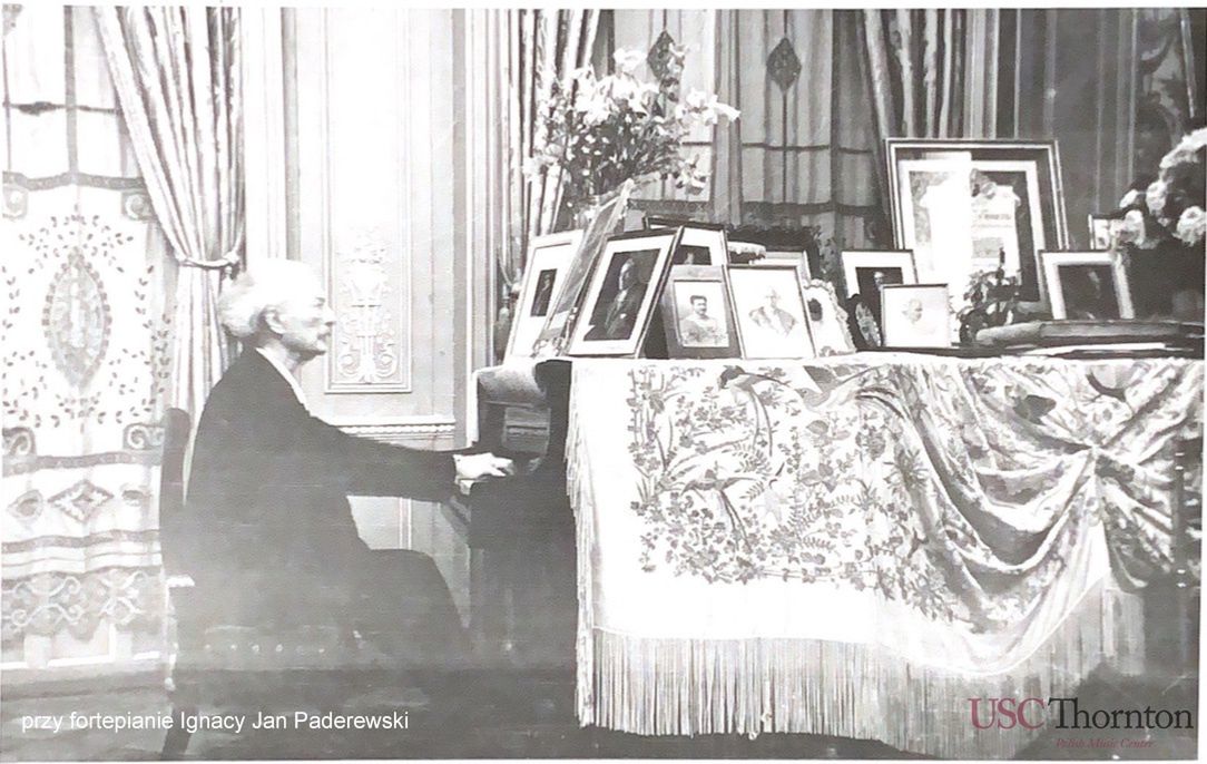 Ignacy Paderewski przy fortepianie w willi Riond-Bosson. 