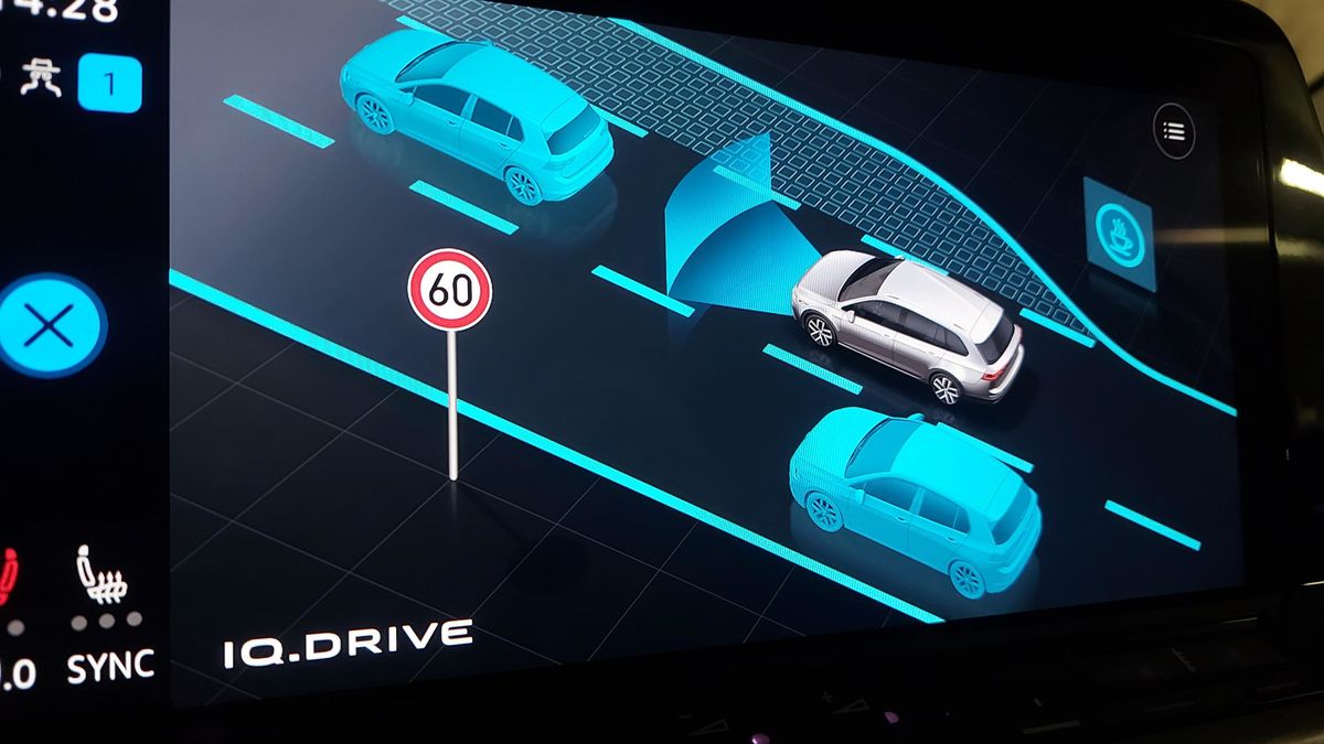 Dziś wielu kierowców po prostu ignoruje taki znak. Od 2022 r. auto będzie mogło w takim przypadku samo zwolnić.