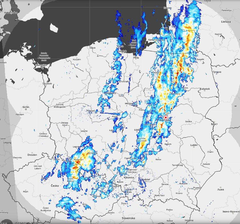 Natężenie opadów, które przechodzą przez Polskę w niedzielę