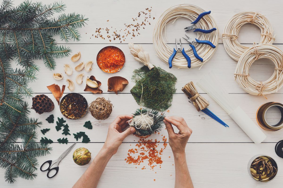 Preparing a wreath for the door requires several important elements.