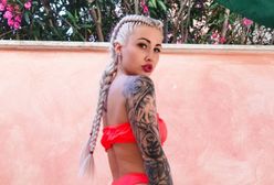 Zapomniała o byciu damą. Założyła bikini i stanęła tyłem do obiektywu