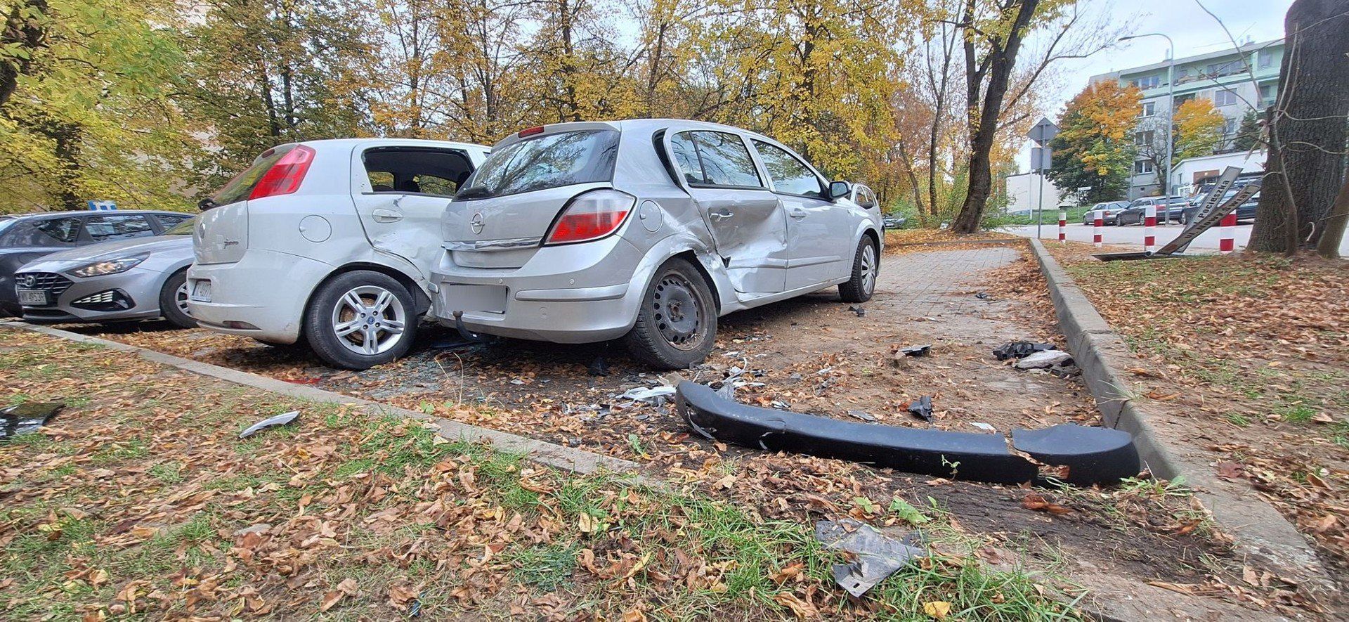 Auta uszkodzone na parkingu w Kielcach