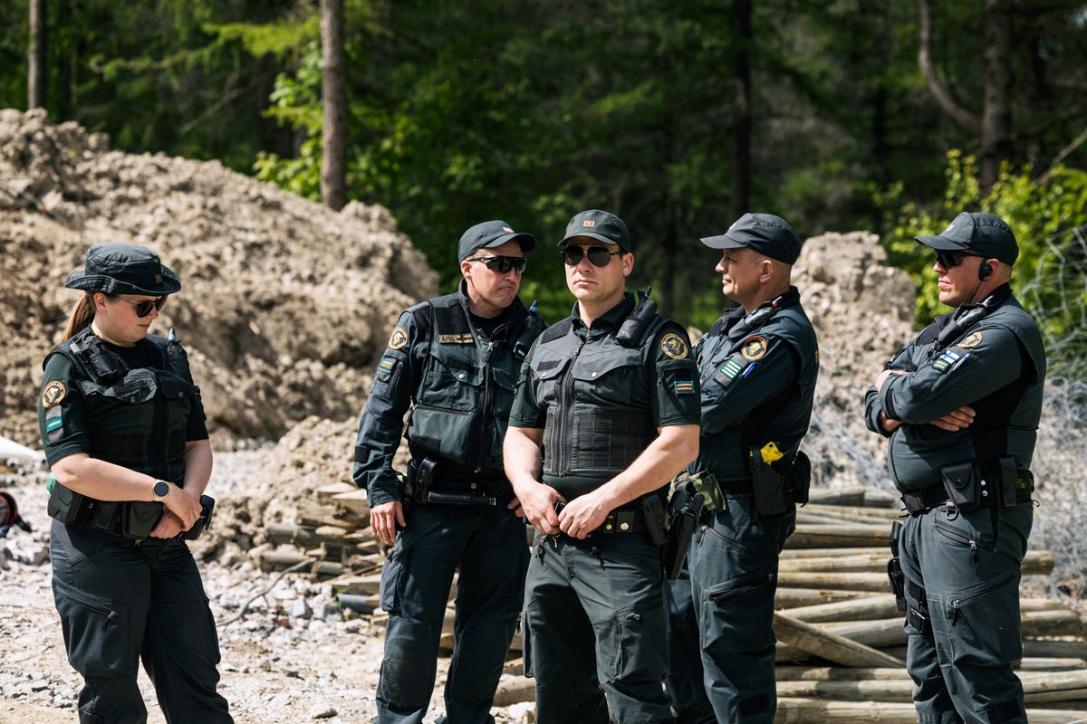 Na zdjęciu funkcjonariusze fińskiej straży granicznej