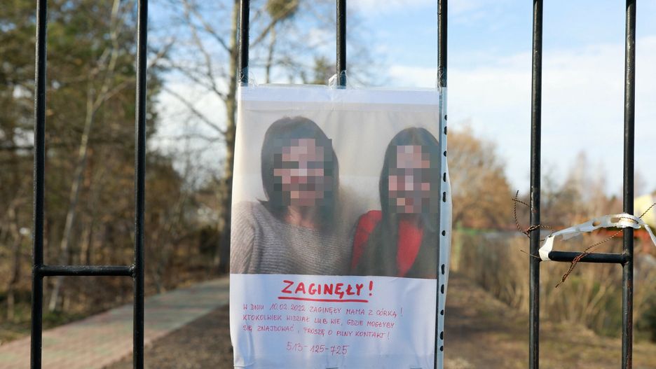 Zdjęcie Aleksandry i Oliwii W. na płocie ogródków działkowych, gdzie widziano je po raz ostatni (Fot. Karol Porwich/East News)