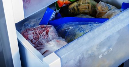 Tych produktów absolutnie nie można mrozić. Lista, którą warto poznać, by uniknąć katastrofy