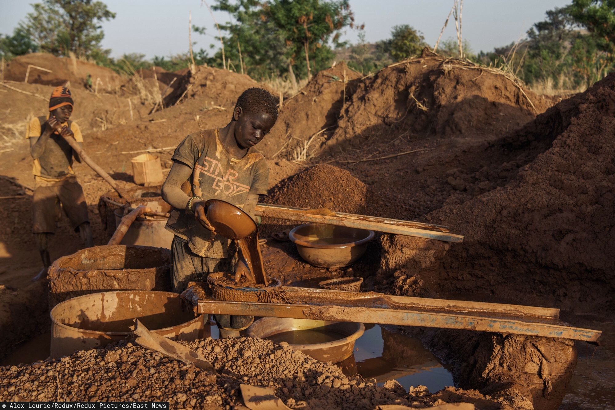 Nielegalne kopalnie z?ota w Burkina Faso - ReduxVery young workers pan for gold at an unlicensed mining operation in the West African nation of Burkina Faso.Alex Lourie/Redux