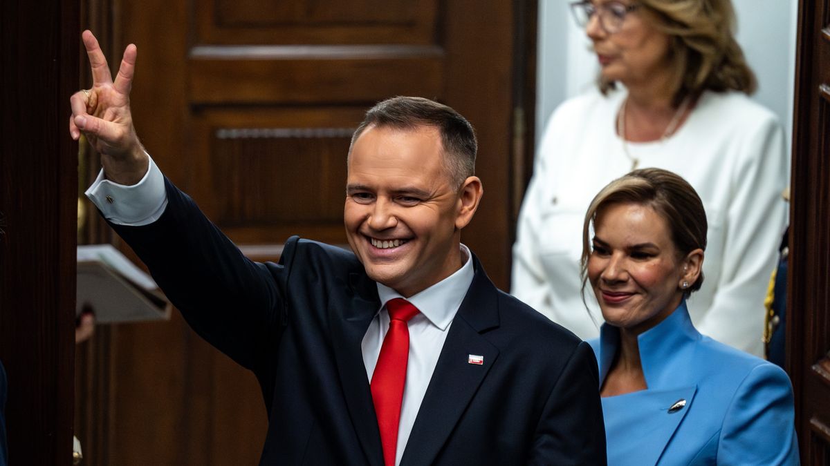 Karol Nawrocki, Poland's president, center, and his wife Marta Nawrocka, following his inauguration ceremony at the National Assembly in Warsaw, Poland, on Wednesday, Aug. 6, 2025. Nawrocki, the nationalist outsider who scored a shock victory in June's runoff for president, was inaugurated on Wednesday, setting up a battle with Tusk's pro-EU administration. Photographer: Damian Lemanski/Bloomberg via Getty Images