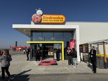 Trudny start Biedronki. Rozczarowanie zamiast "pozytywnej zmiany"