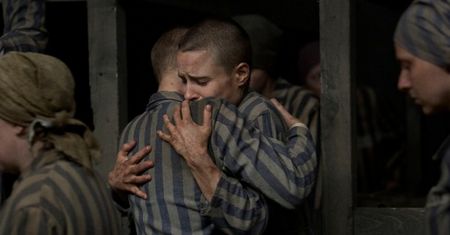 "Mój dziadek przeżył Holocaust". Reżyserka "Tatuażysty z Auschwitz" staje w obronie serialu