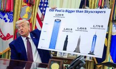 Trump nagle pokazał dziwną planszę. Porównał zbiornik i wieżowce