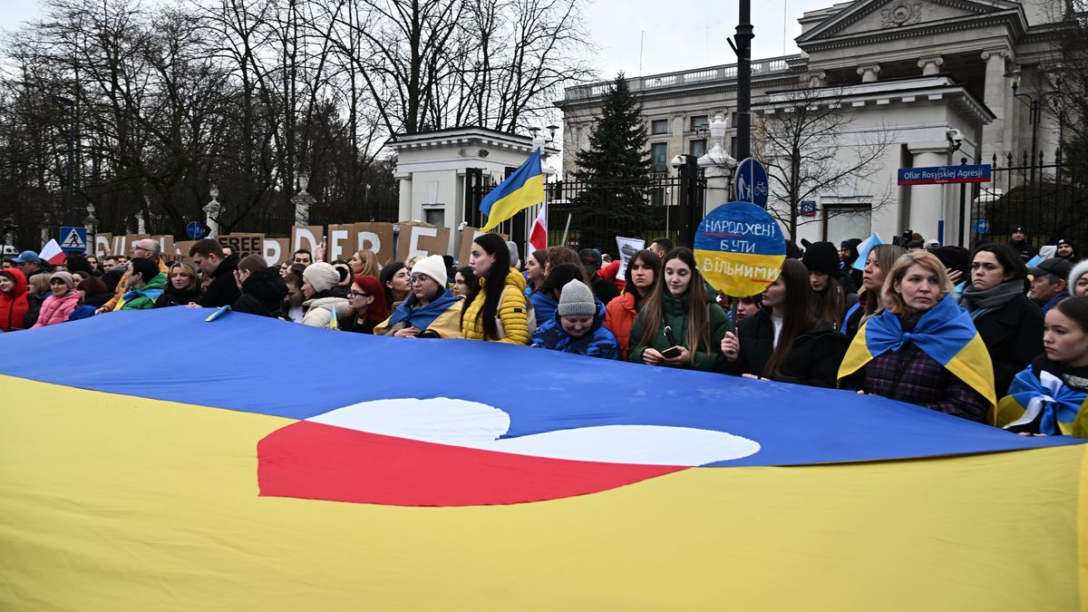 manifestacja
Warszawa, 24.02.2024. Demonstracja przed Ambasad� Federacji Rosyjskiej w Warszawie, 24 bm. w drug� rocznic� pe�noskalowej rosyjskiej agresji na Ukrain�. Uczestnicy zgromadzenia przemaszeruj� spod ambasady pod gmach Sejmu RP.  (ad) PAP/Radek Pietruszka
Radek Pietruszka
manifestacja, rocznica, ukraina, wojna na ukrainie, 2 2. druga, agresja Rosji, atak Rosji na Ukrain�, inwazja, inwazja rosyjska, konflikt zbrojny, rosyjska, rosyjski, sytuacja na Ukrainie, sytuacja w Ukrainie, wojna w Ukrainie, wok� Ukrainy, ambasada Rosji, Federacji Rosyjskiej, protest, flaga ukrai�ska