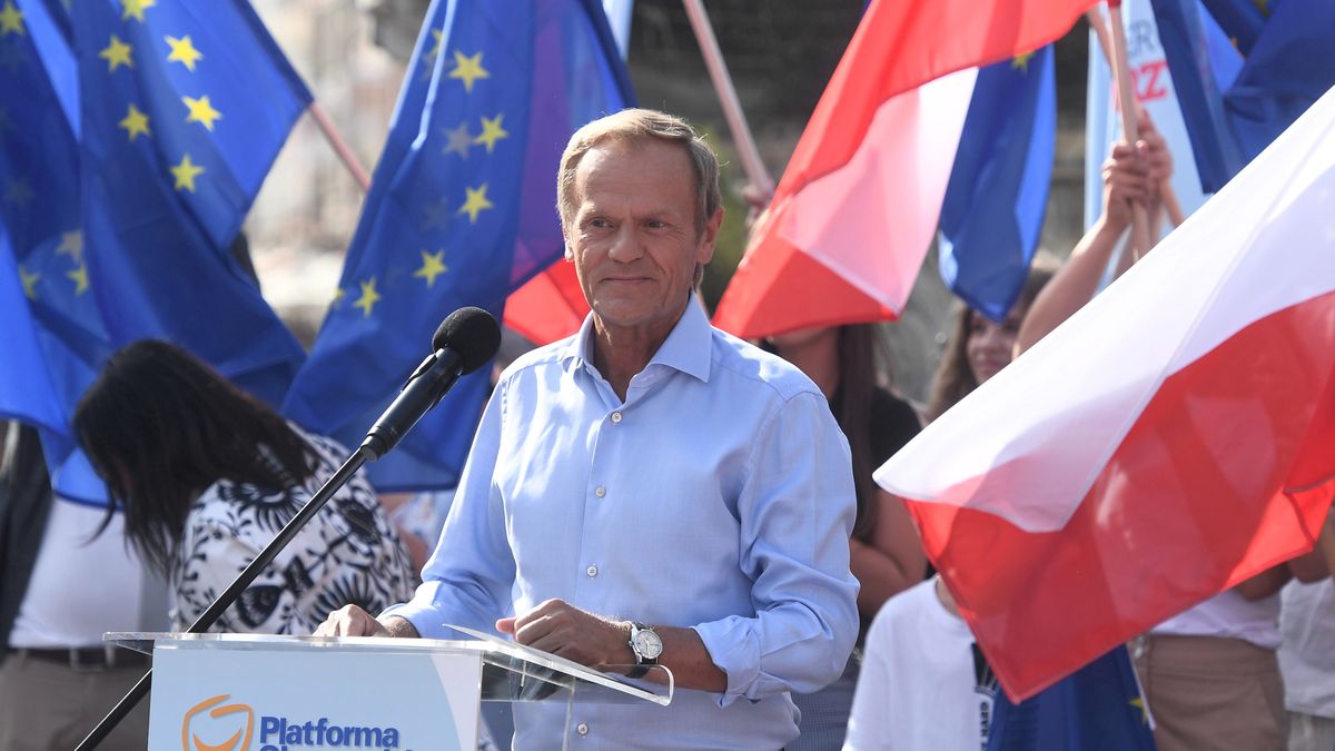 Gdańsk, 19.07.2021. Pełniący obowiązki przewodniczącego Platformy Obywatelskiej Donald Tusk podczas wystąpienia na Długim Targu, 19 bm. w Gdańsku. (amb) PAP/Marcin Gadomski