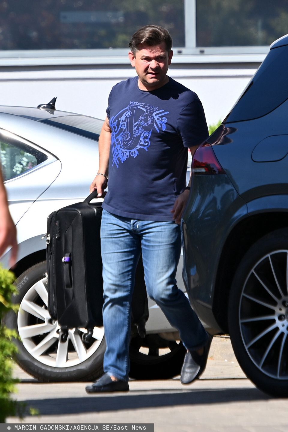 Zenek Martyniuk wsiada do swego nowego mercedesa