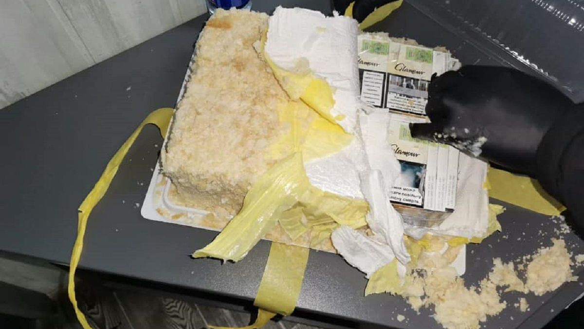 Próbowali przemycić papierosy w torcie