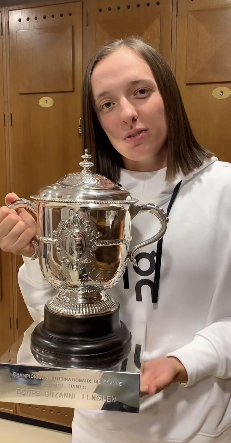 Iga Świątek pozuje z pucharem i dziękuje za wsparcie