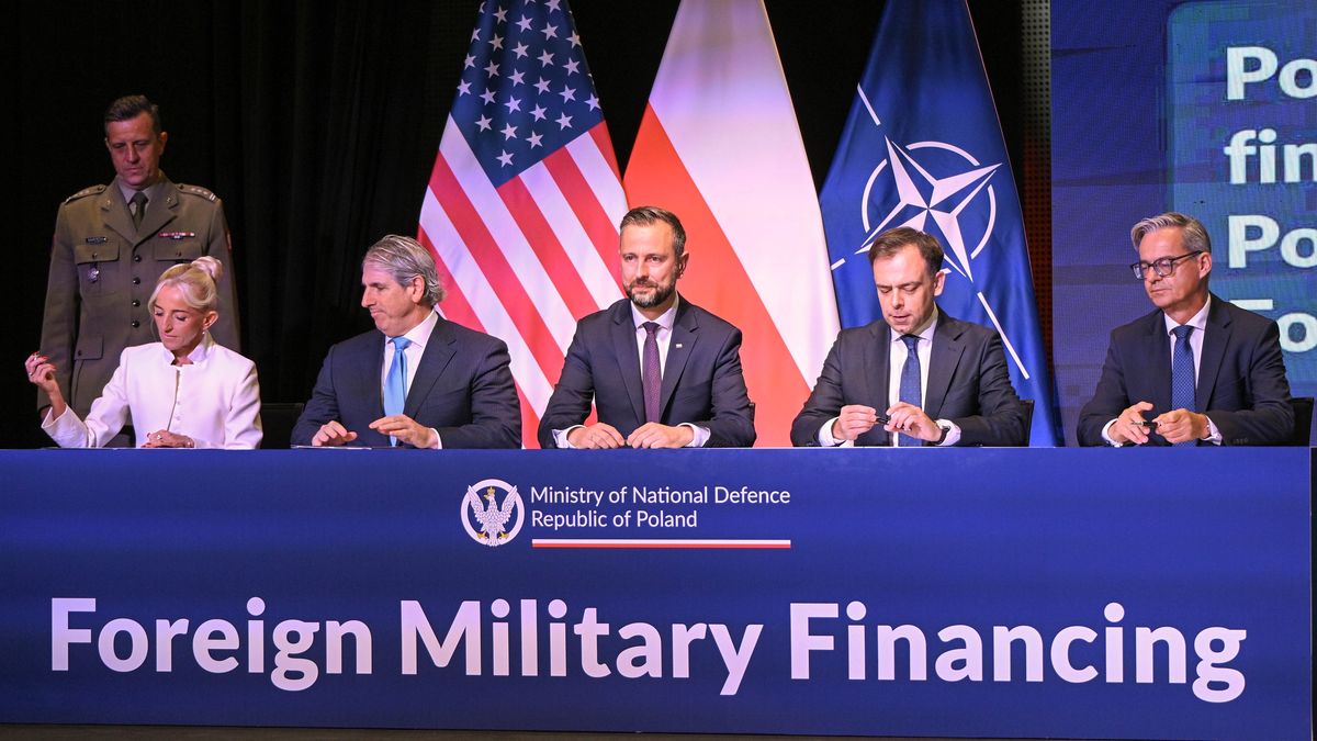 Warszawa, 09.09.2026. Podsekretarz stanu USA ds. kontroli zbrojeń i bezpieczeństwa międzynarodowego Thomas DiNanno (2L), wicepremier, minister obrony narodowej Władysław Kosiniak-Kamysz (C), pierwsza wiceprezes Banku Gospodarstwa Krajowego prof. Marta Postuła (L), minister finansów i gospodarki Andrzej Domański (2P) oraz prezes zarządu Banku Gospodarstwa Krajowego Mirosław Czekaj (P) podczas podpisania między stroną polską i amerykańską umów dotyczących finansowania w ramach programu Foreign Military Financing w siedzibie Muzeum Wojska Polskiego w Warszawie, 9 bm. (aldg) PAP/Marcin Obara