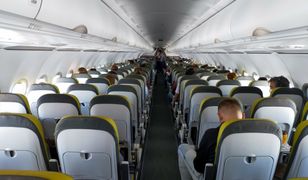 Chciał odreagować trudy podróży. Zapalił papierosa w samolocie