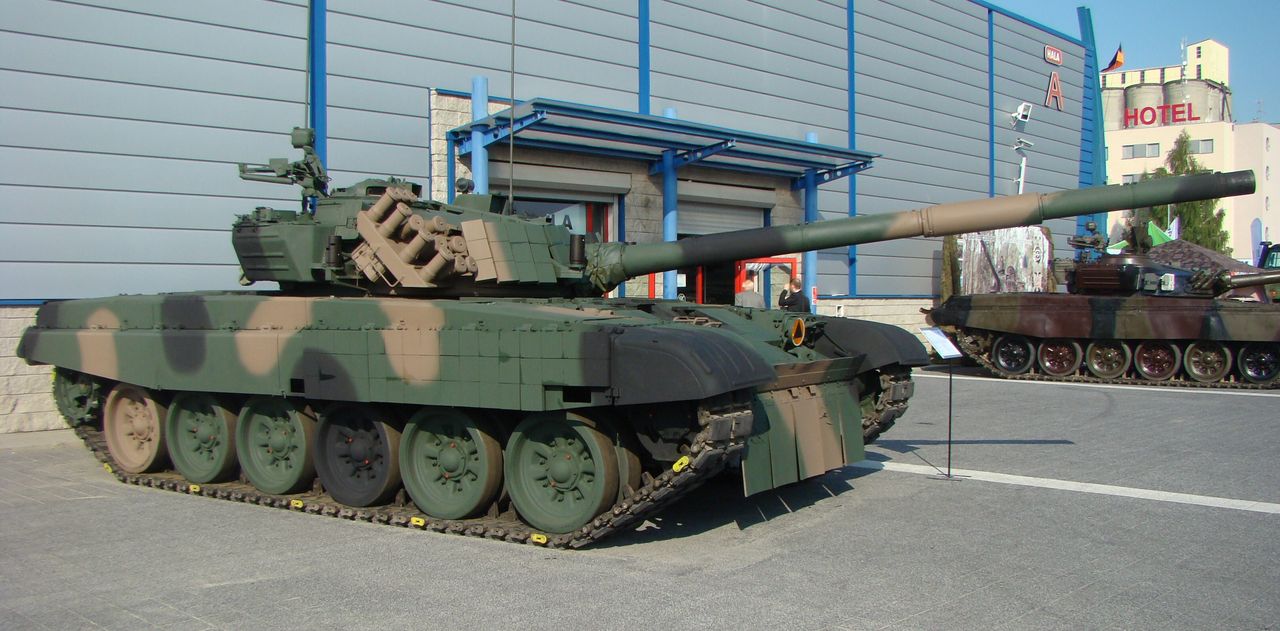 Czołg PT-91 Twardy - dobrze widoczne kostki pancerza reaktywnego ERAWA