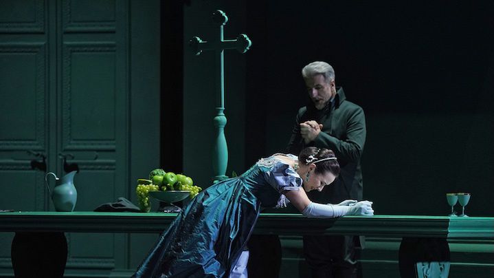 Małgorzata Trojanowska (Tosca), Marcin Ciechowicz (Spoletta), scena z II aktu © Joanna Miklaszewska/ Teatr Wielki w Łodzi