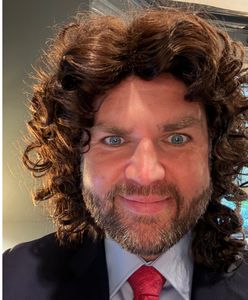 Vance zażartował z siebie na Halloween. W sieci hit z peruką i memem