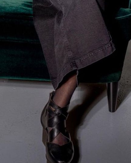 Helena Norowicz rozświetliła stylizację mocnym odcieniem szalika
Instagram/helenanorowicz