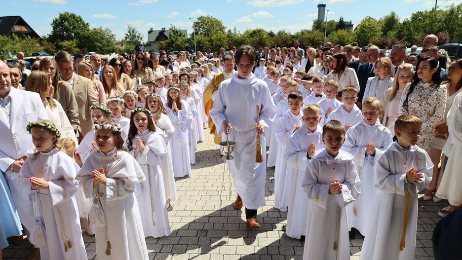 W tym ważnym dniu dzieciom towarzyszyły rodziny, najbliżsi i znajomi