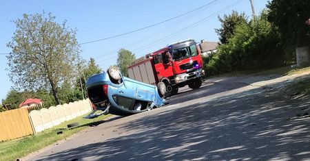 Dachowanie citroena na drodze gminnej. Kierowca oddalił się z miejsca zdarzenia