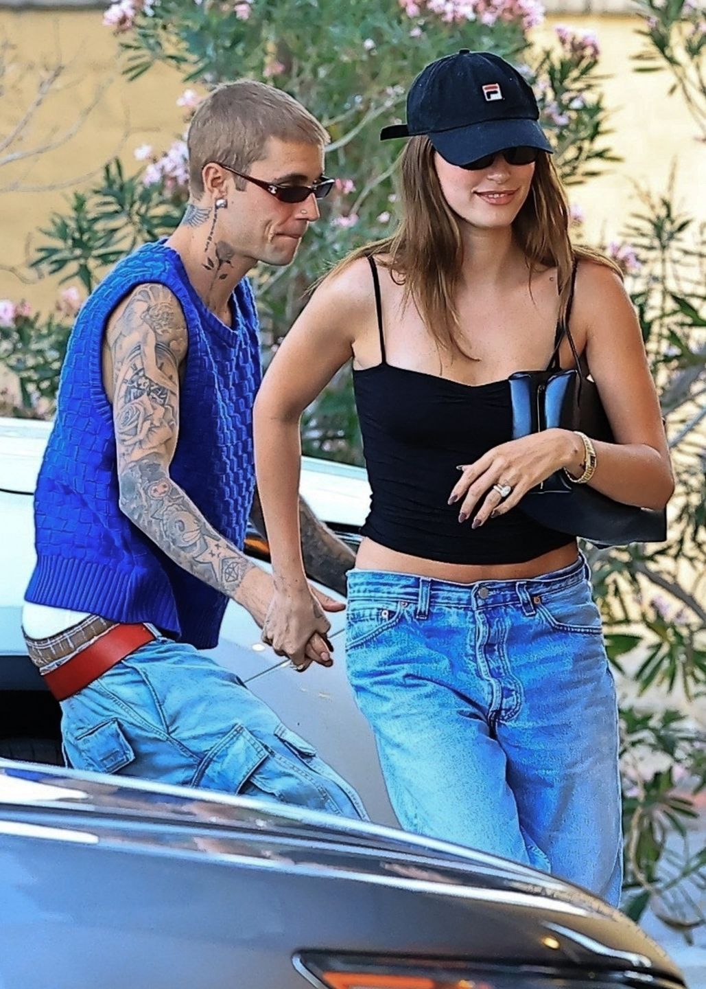 Bieberowie trzymają się za ręce w drodze do restauracji