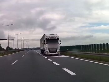 Tir jechał drogą ekspresową pod prąd. Kierowca się pomylił