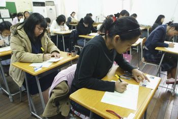 Skandal egzaminacyjny w Korei Płd. Nauczycielka i matka ucznia w areszcie