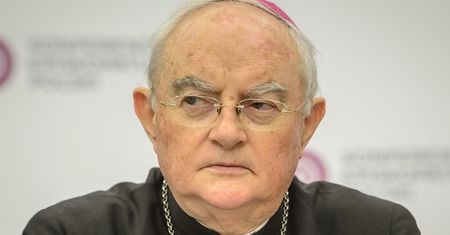 Arcybiskup Henryk Hoser znów w szpitalu. Powikłania po COVID-19