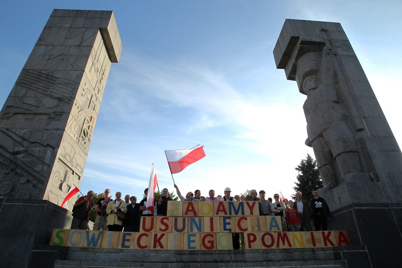 Władze Olsztyna od lat nie mają ostatecznego pomysłu, co zrobić z radzieckim pomnikiem w centrum miasta