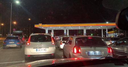 Kolejki na stacjach w Polsce. Kierowcy rzucili się po paliwo