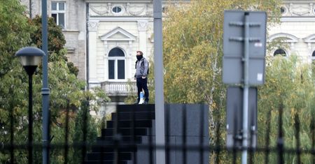 Wszedł na pomnik smoleński i groził, że się wysadzi. Mężczyzna otrzymał policyjny dozór