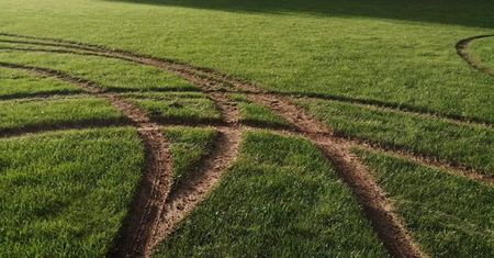 20-latek kręcił "bączki" na boisku piłkarskim. Powód? Był zły na dziewczynę