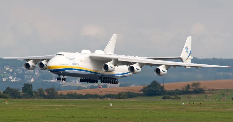 An-225 to największy samolot świata. Do Polski przywiezie maseczki i inny sprzęt zabezpieczający przed wirusami
