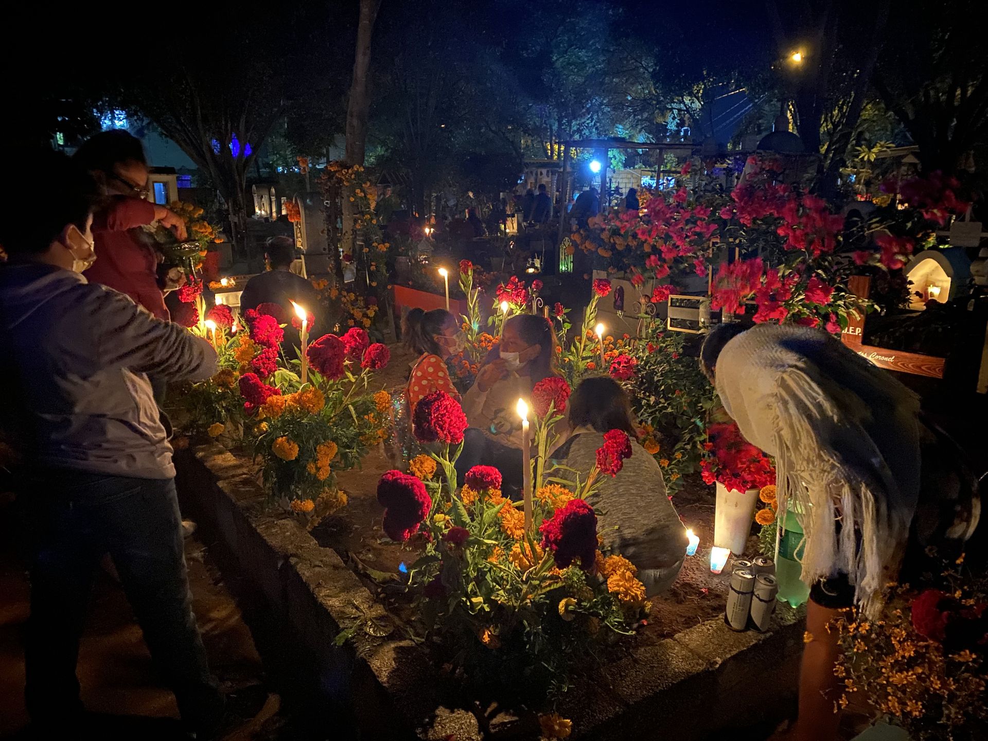 Cmentarze podczas Święta Zmarłych toną w kwiatach i zniczach