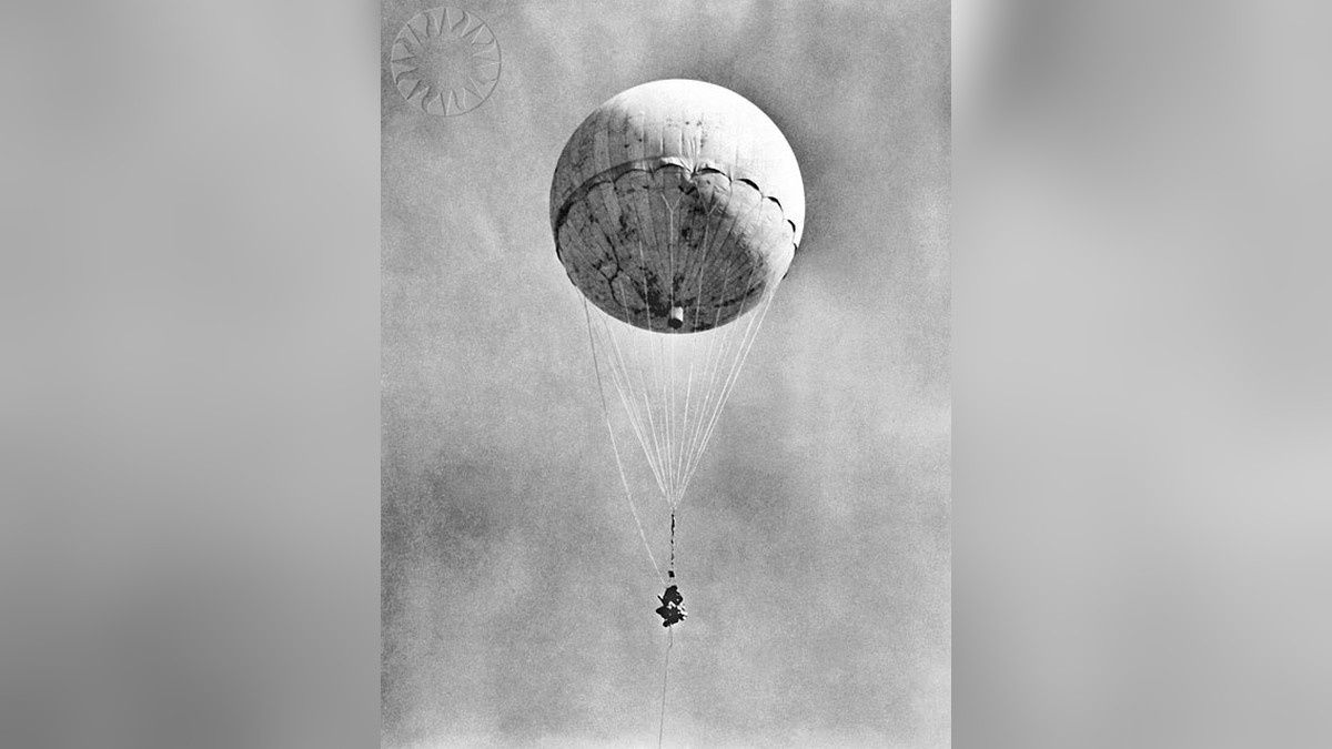 Japoński balon Fu-Go z podwieszonym ładunkiem. Fotografia archiwalna.
