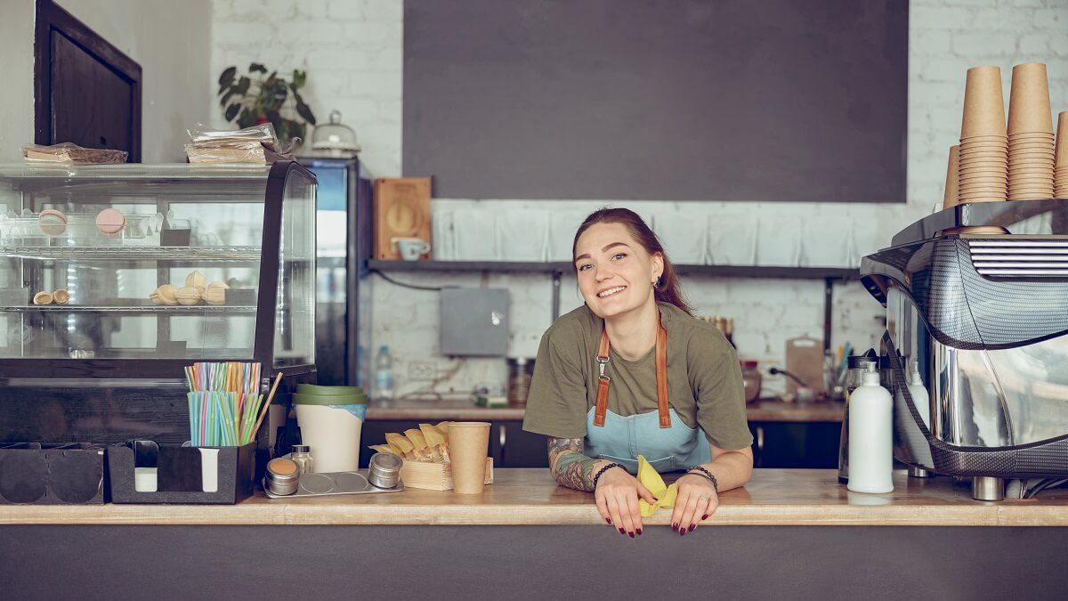 Barista w kawiarni