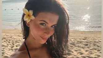 Wakacyjna Roksana Węgiel z kwiatem we włosach wdzięczy się w bikini na afrykańskiej plaży